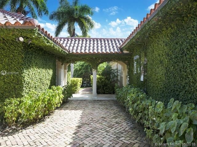 Foto del edificio - 12601 Old Cutler Rd
