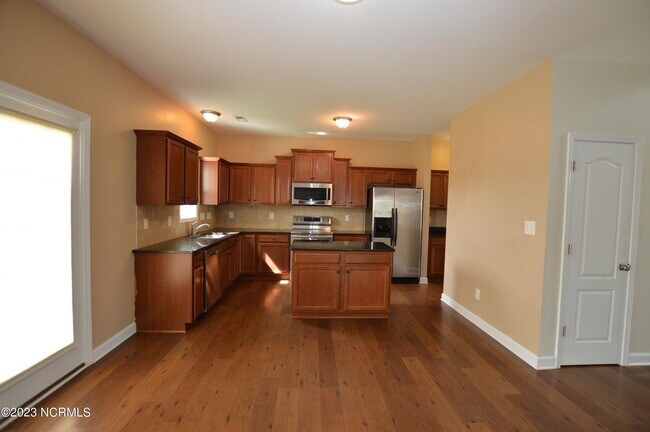 Foto del edificio - 105 Long Pond Dr