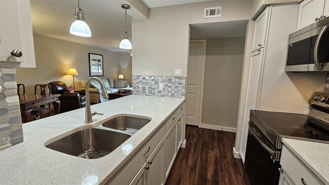 Foto del edificio - 3025 Walnut Bend Ln