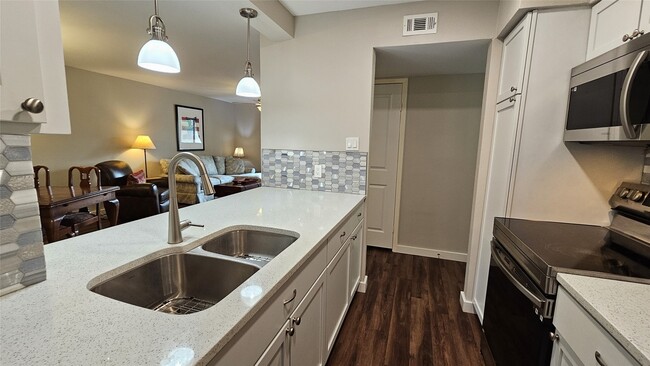 Building Photo - 3025 Walnut Bend Ln