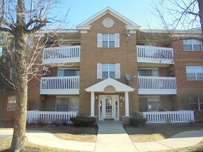 Building Photo - 6550 W Belmont Ave