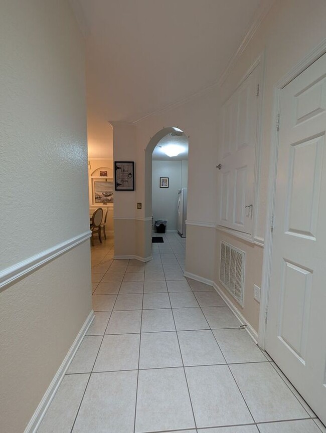 Building Photo - 3 Bedrooms 2 baths Immaculate condominium