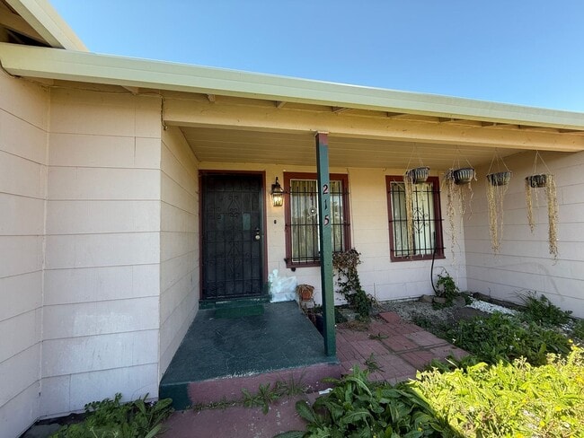 Building Photo - Cozy 3 Bed 1 Bath in Oakland