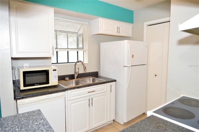 Foto del edificio - 8653 Mallard Reserve Dr