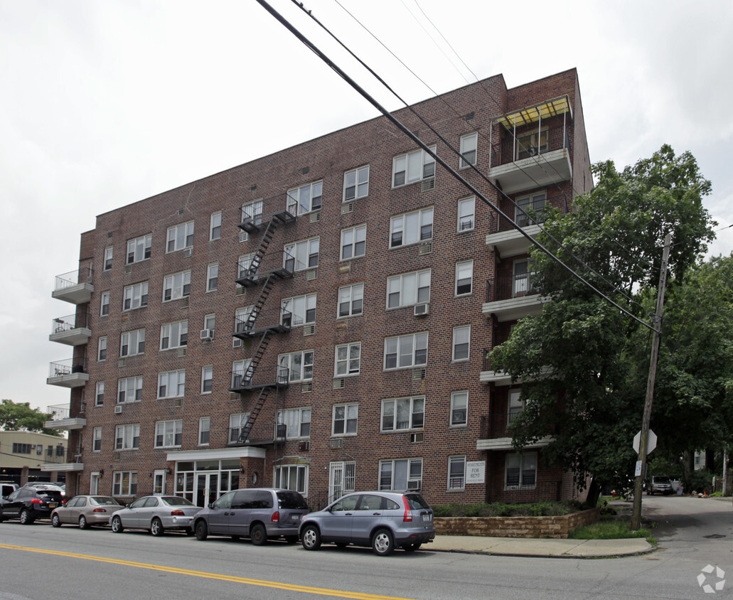 Building Photo - 673 Mclean Ave