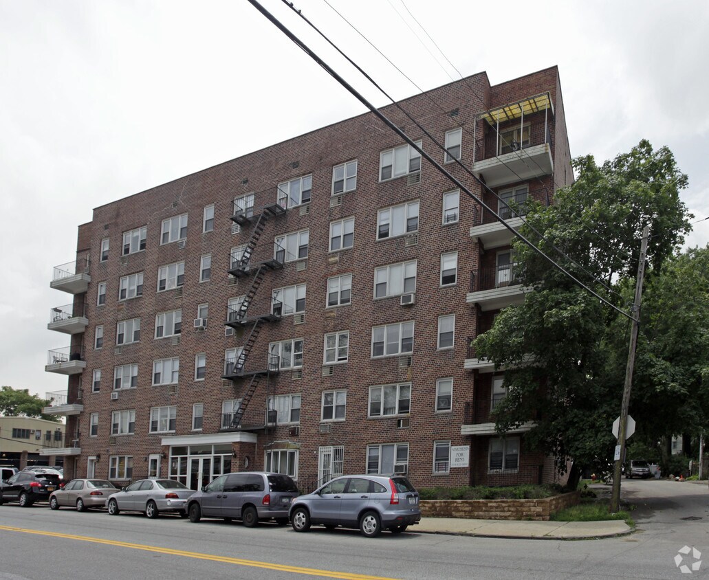 Foto del edificio - 673 Mclean Ave