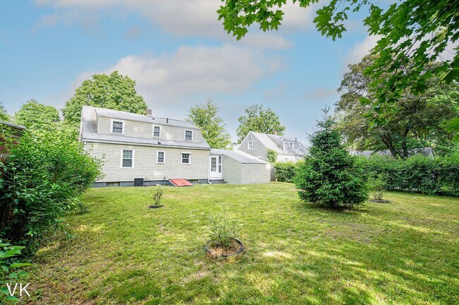 Building Photo - 4 br, 1.5 bath House - 30 Lumae St