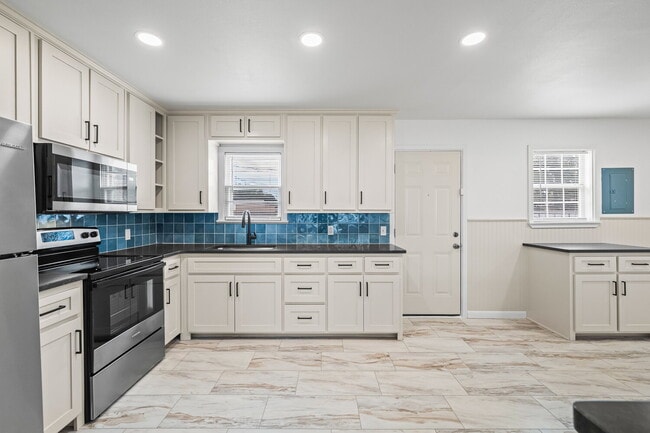 Foto del edificio - Stylish 2 Bedroom Home with Gorgeous Upgra...