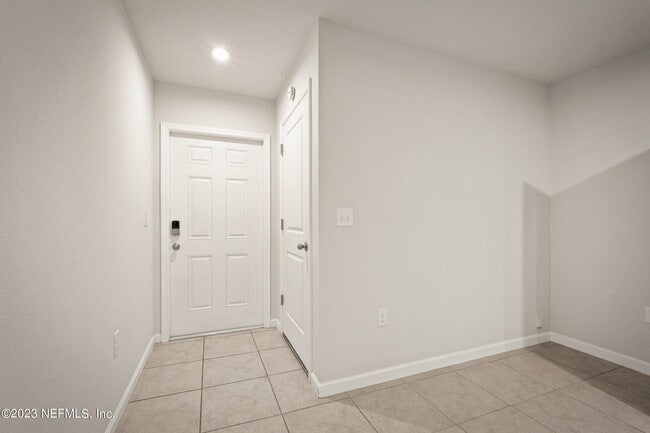 Building Photo - 5939 Creekside Crossing Dr
