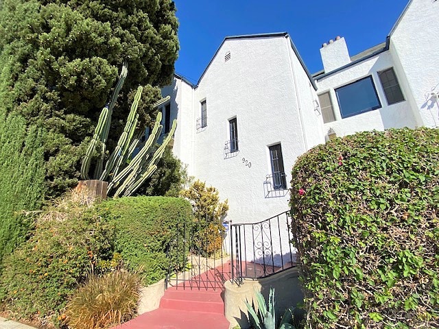 Building Photo - 920 N Hoover St