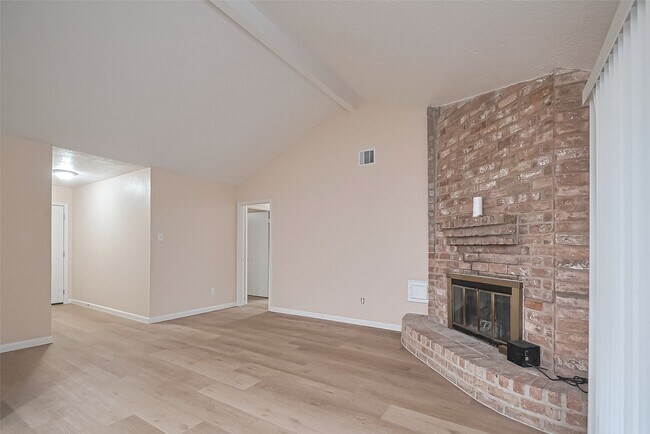 Foto del edificio - 1612 Sleepy Hollow Dr