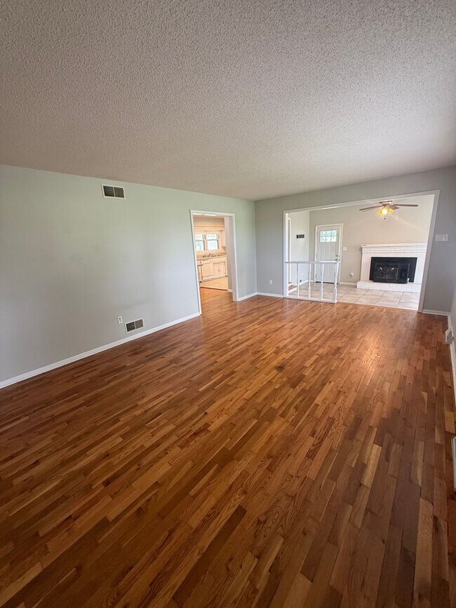 Foto del edificio - Charming 3-Bedroom, 3-Bathroom Farmhouse in Sturgeon MO