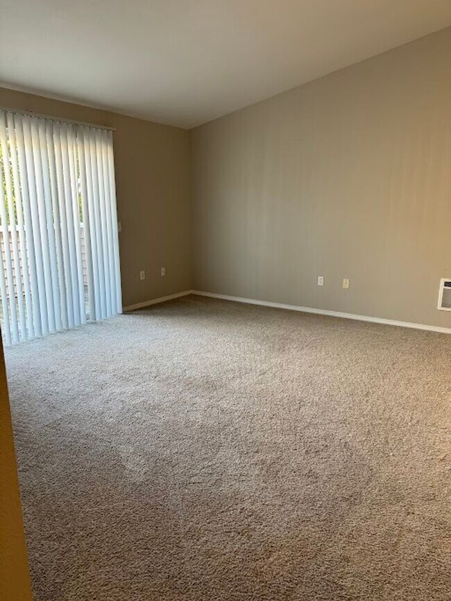 Foto del edificio - Life Just Got Better Come See For Yourself At Powell Court Apartments!!