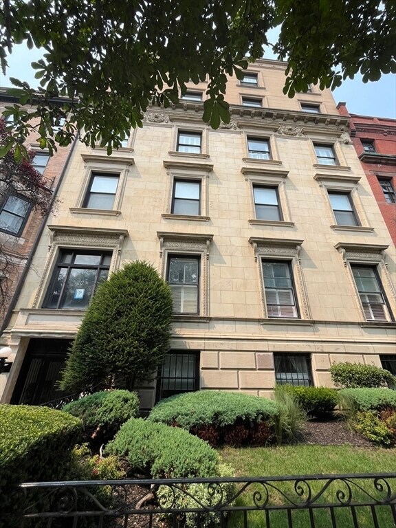 Building Photo - 412 Beacon St
