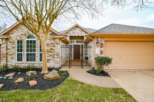 Building Photo - 2526 Lake Dale Ln