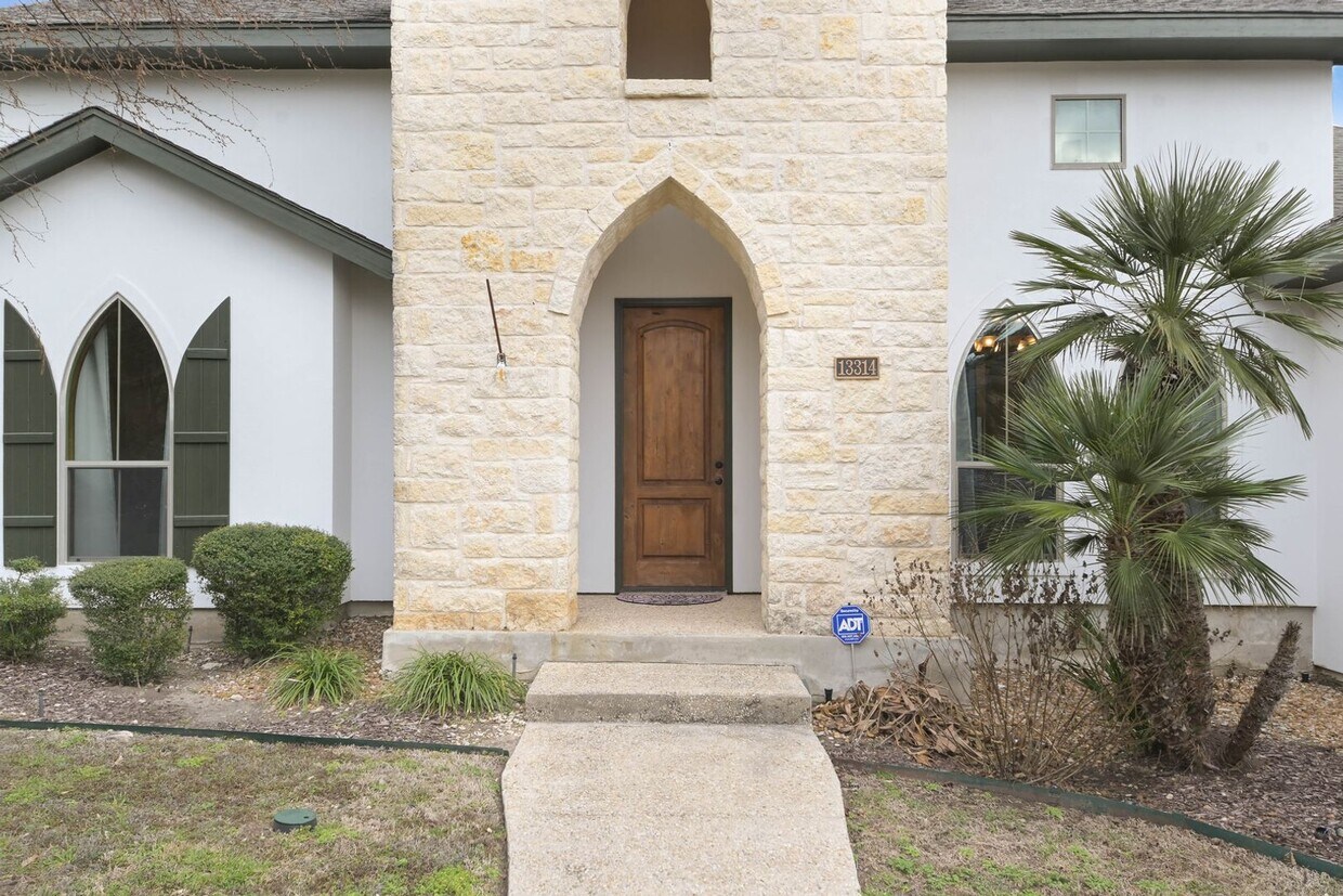 Building Photo - Helotes Gem