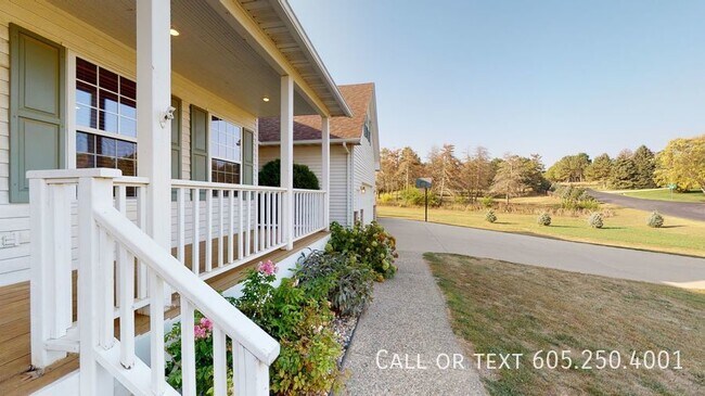 Foto del edificio - Massive 4 Bedroom 3.5 Bathroom on the East...