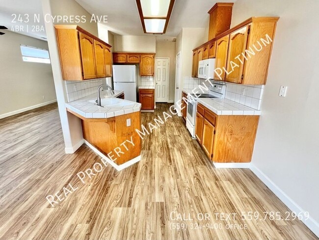 Foto del edificio - 243 N Cypress Ave