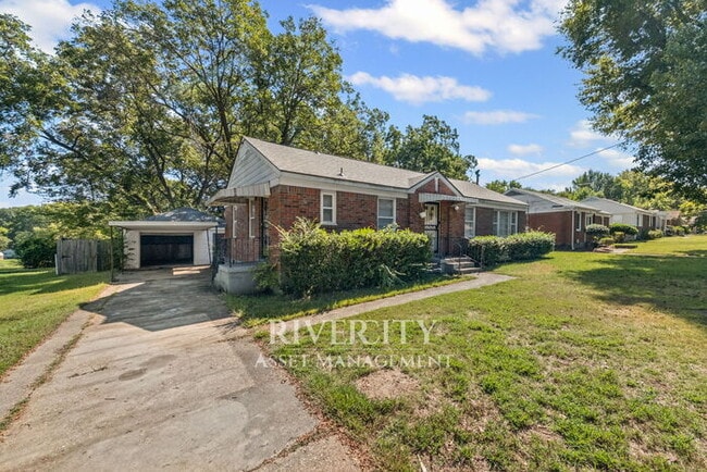 Photo - A MUST SEE, AMPLE SPACE HERE AND VERY MODERN !!!!! SECTION 8 WELCOMED House