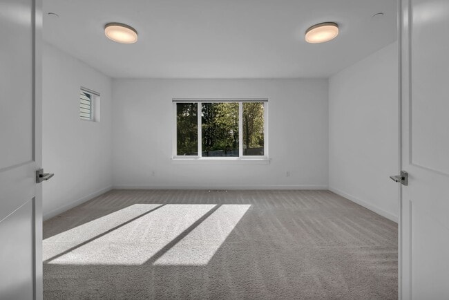 Building Photo - Stunning 5 Bedroom Home with Guest Suite, Modern Kitchen & Fenced Yard