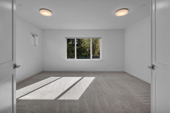 Foto del edificio - Stunning 5 Bedroom Home with Guest Suite, Modern Kitchen & Fenced Yard