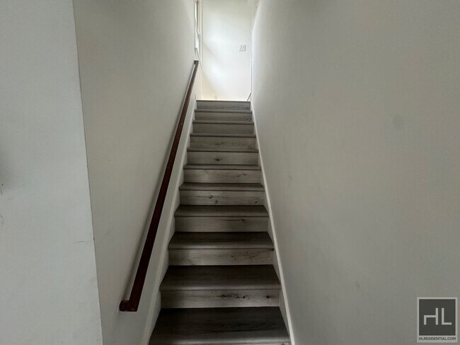 Building Photo - Spacious & Lux Renovated Home with up-scal...