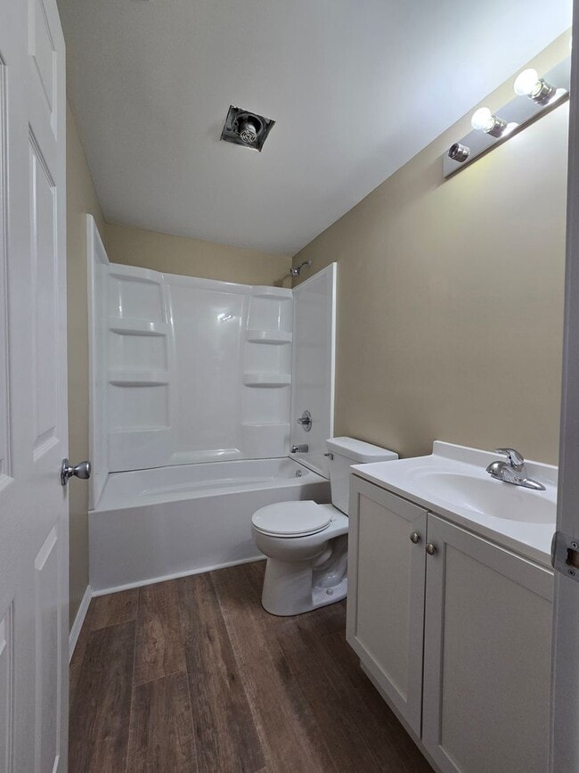 Foto del edificio - Corner Lot. Fenced Yard. Smells Like Fresh Paint & Good Decisions