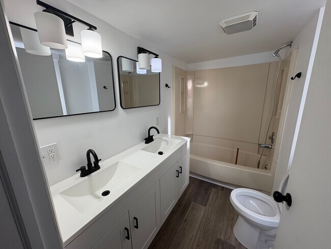 Lavabo doble en el baño - 318 N 4th St