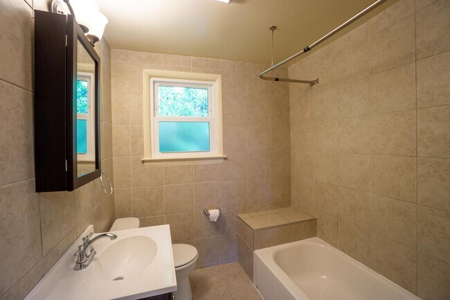 Building Photo - Available 06/01/2026 Newly Renovated 2nd F...