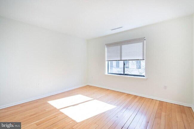 Foto del edificio - 327 Monroe St