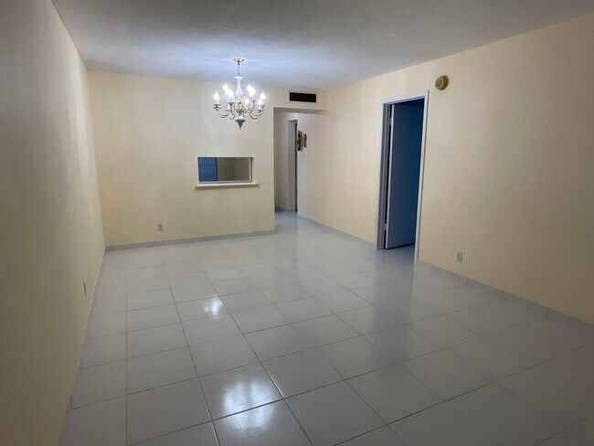 Vista desde la sala de estar hacia el comedor con paso a la cocina. - 2900 NW 47th Terrace