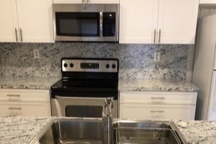 Kitchen - 410 W Park Dr