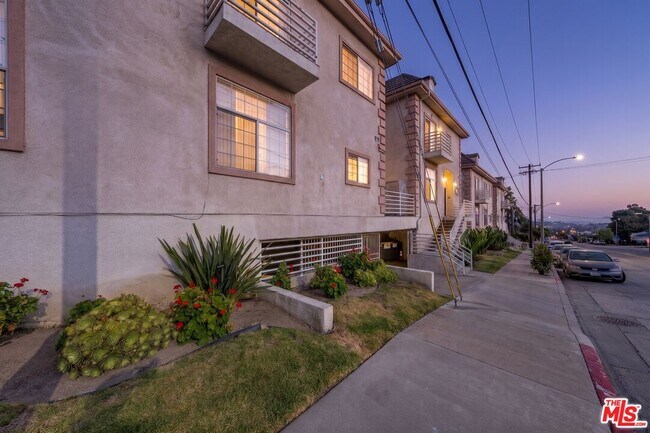 Building Photo - 2256 Montrose Ave