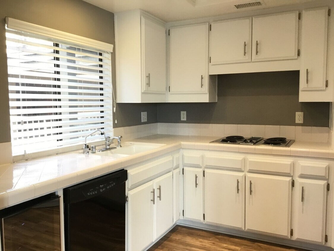 Foto principal - 2BR/2BA Condo with AC, Washer/Dryer in Uni...