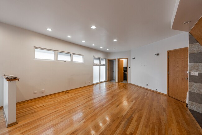 Foto del edificio - 1049 N Winchester Ave