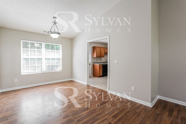 Foto del edificio - Enjoy one-level living in this 3 bedroom, ...