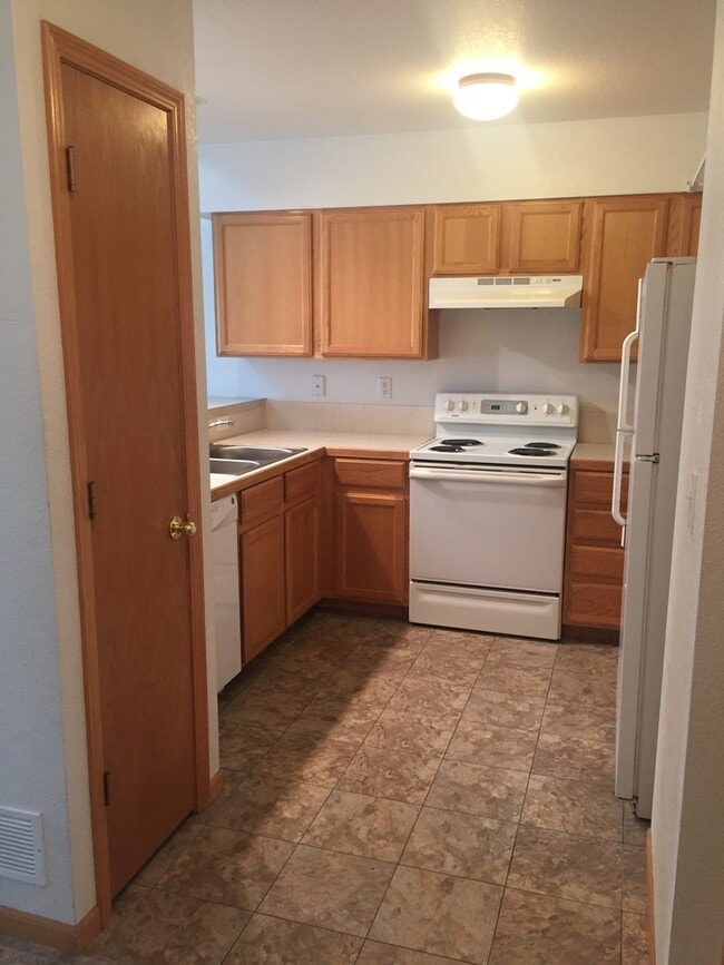 Building Photo - Beautiful 2 Bedroom + Loft Townhome in Lov...