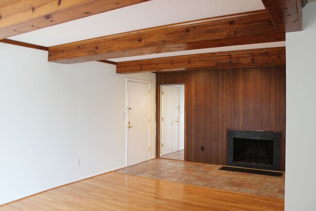 Building Photo - Pristine 2Bed Condo Unit in Warren Lodge!