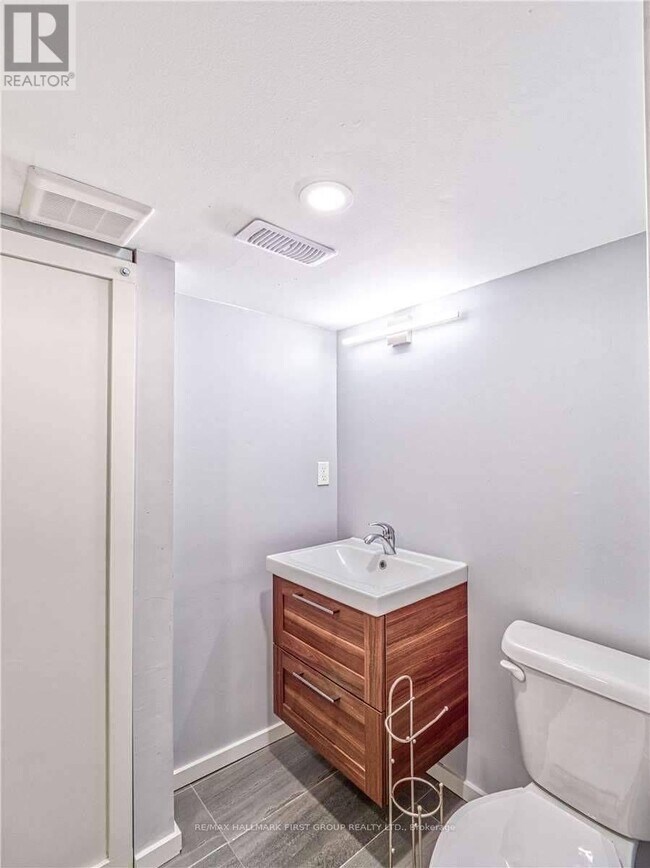 Building Photo - 376 Rhodes Ave