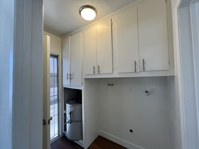 Foto del edificio - 8135 Stewart and Gray Rd
