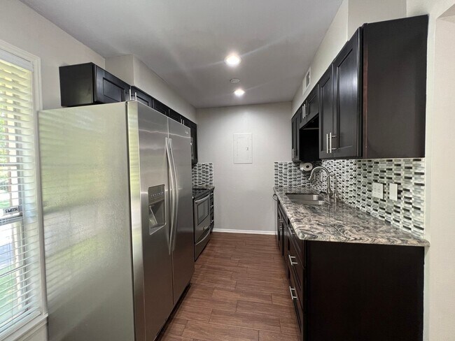 Building Photo - Ridglea4004 #203 ***MAINTENANCE-HOA***