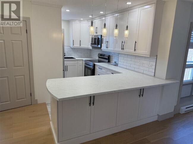 Photo du bâtiment - 100 Elizabeth Ave