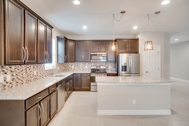 Foto del edificio - Stunning 3-Bedroom Pool Home with Bonus Room in the Gated Community of Lakeshore at Narcoossee