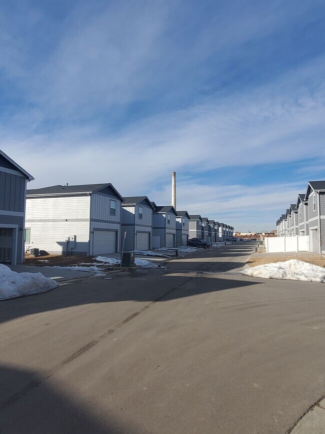 Building Photo - Updated and Very Spacious 3 Bedroom Townho...