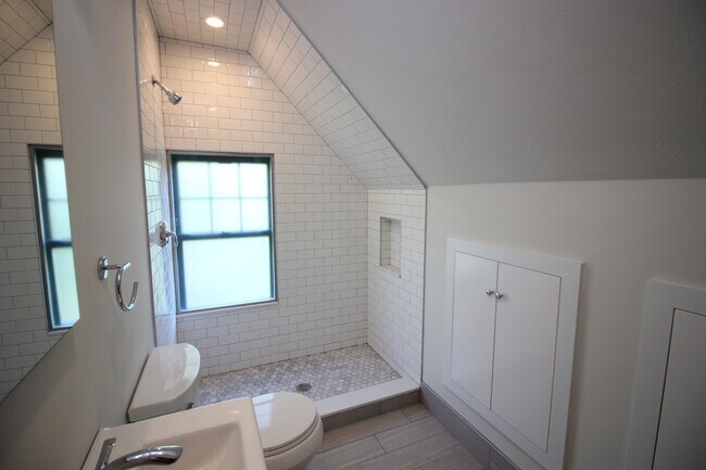 Building Photo - 59 Beech Glen St