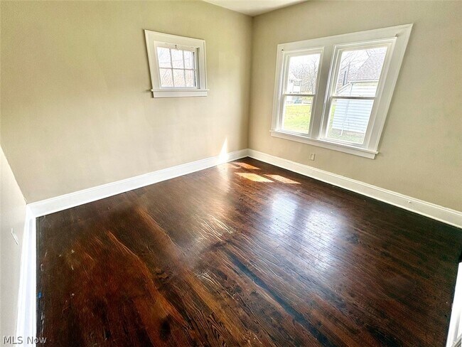 Foto del edificio - 245 Oakdale Ave