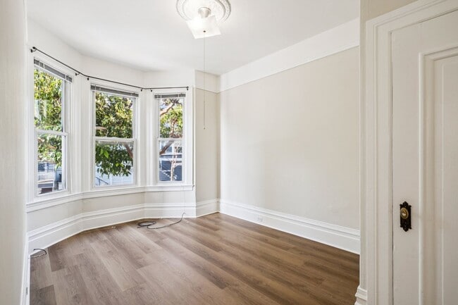 Building Photo - Large, pet friendly 3BR/1BTH flat near Ala...