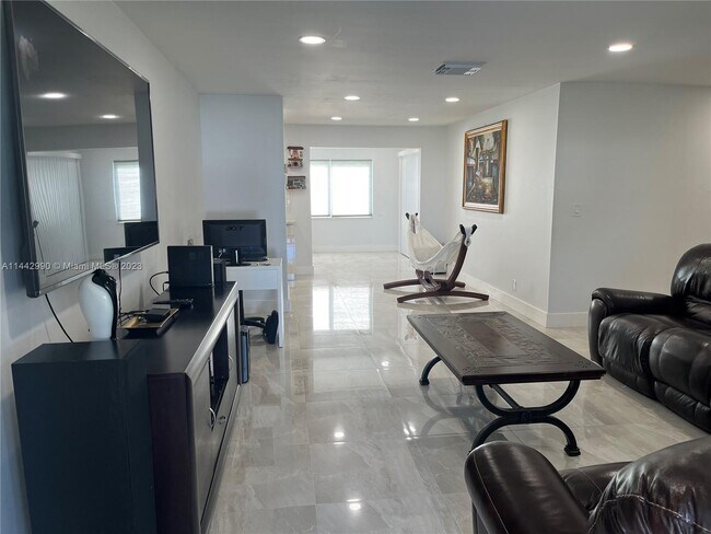 Foto del edificio - 1705 SW 16th St