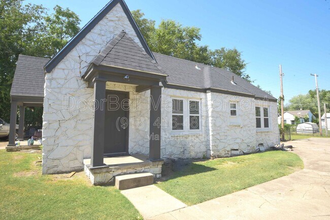 Building Photo - 613 E Xyler St