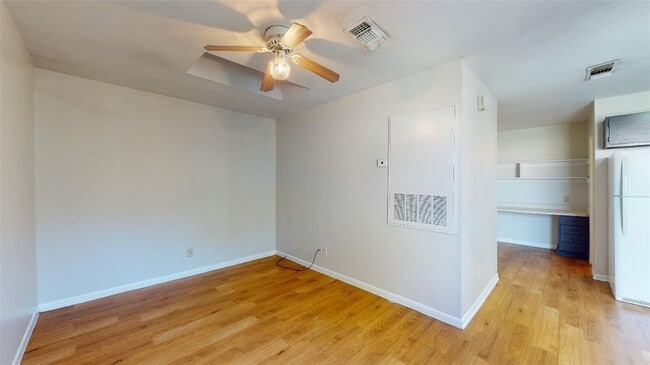 Building Photo - 725 Peppertree Dr